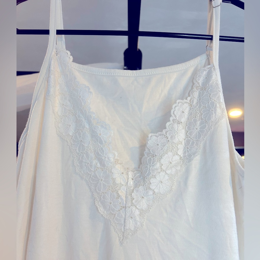 Women’s Lace Floral V-Neck Tank Top - Picture 4 of 6